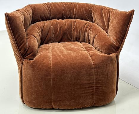 Cream-colored lazy sofa with a pillow-top cushion that can be used for both sitting and sleeping. A pumpkin-shaped sofa chair.