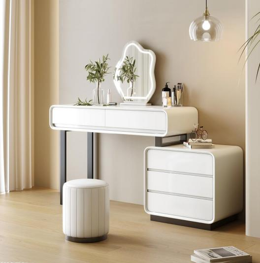 Creamy style mid-range white lacquered bedroom dressing table, popular makeup table with a touch of luxury.
